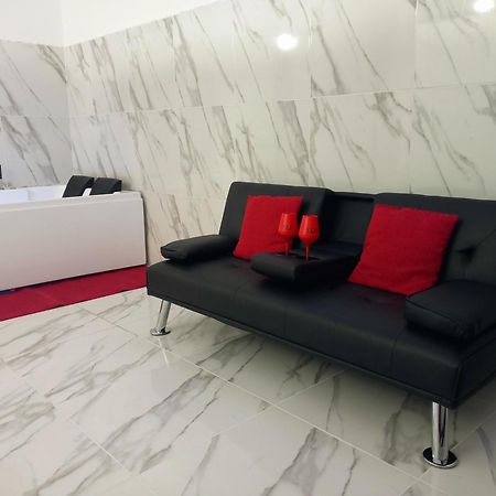 Jacuzzi Suite King Marsala Bagian luar foto