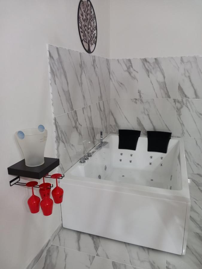 Jacuzzi Suite King Marsala Bagian luar foto